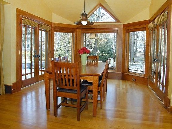 Breakfast nook seats 6-8 b/w kitchen and family room, with v