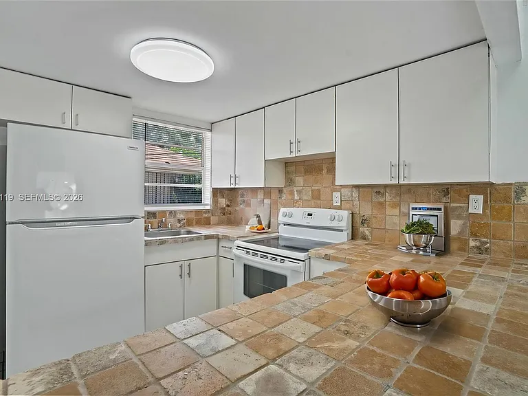 461 SW 7th St #5 — Photo 5