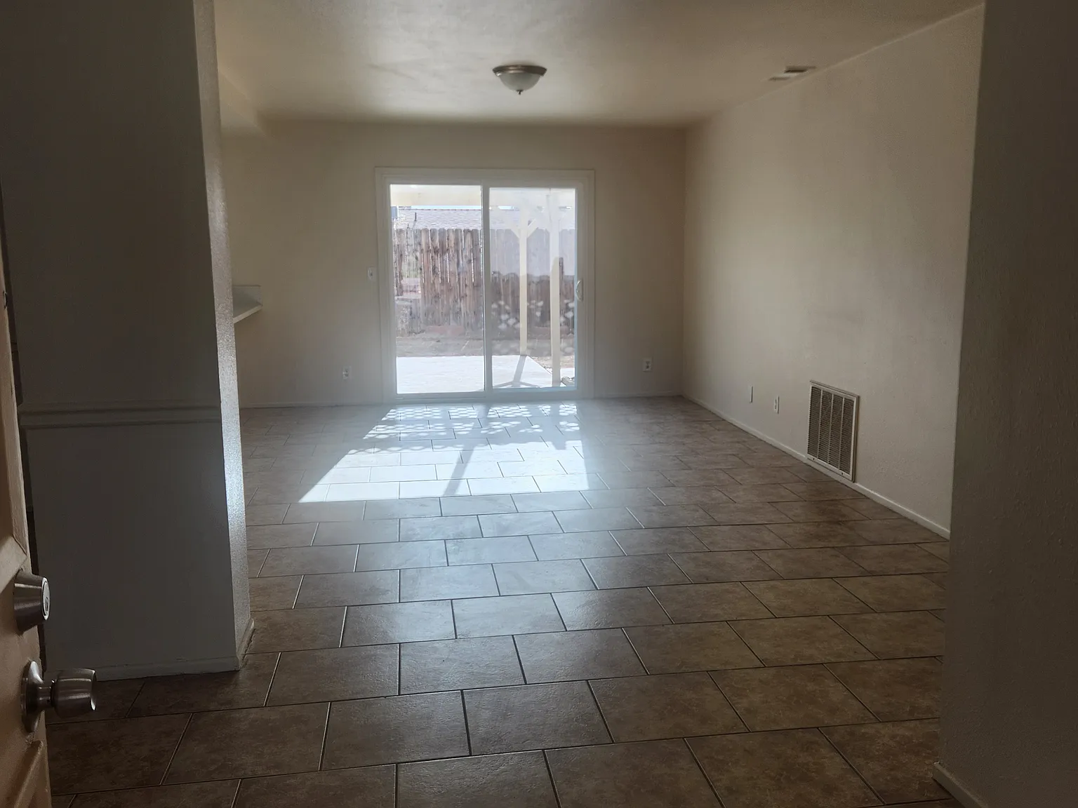 4 bed, 1732 sqft, $2,290 — Photo 3
