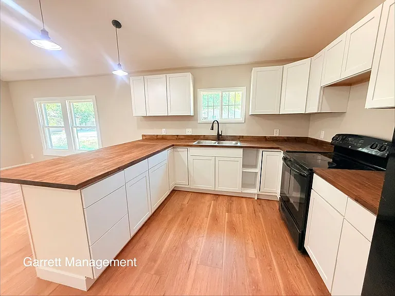 505 W Avenue C — Photo 4