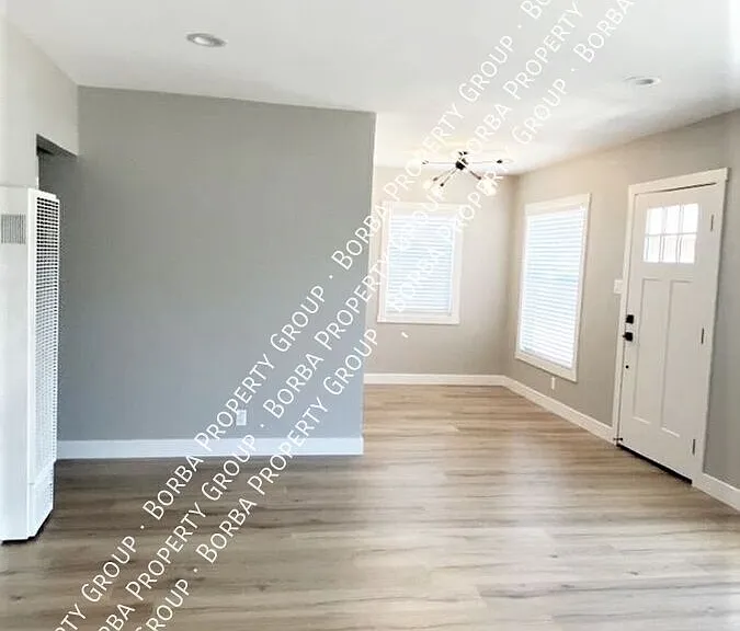 931 W 1st St — Photo 5
