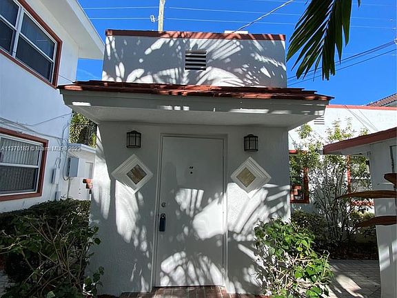 2nd image of 905 SE 2nd Ct #Re