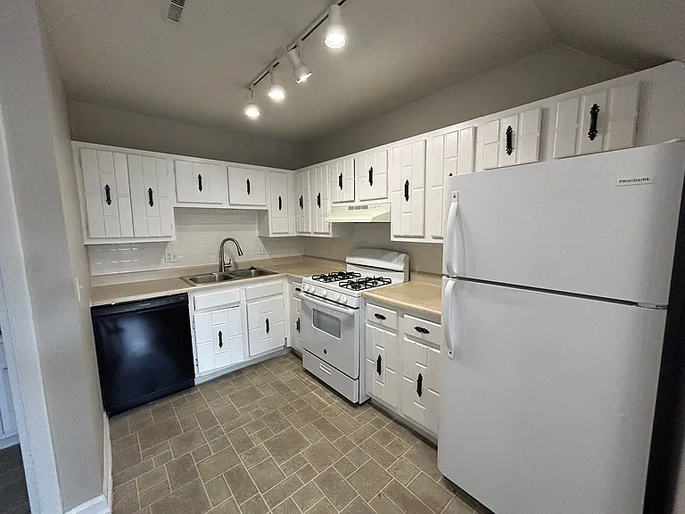 Candlelite Apartments — Photo 87