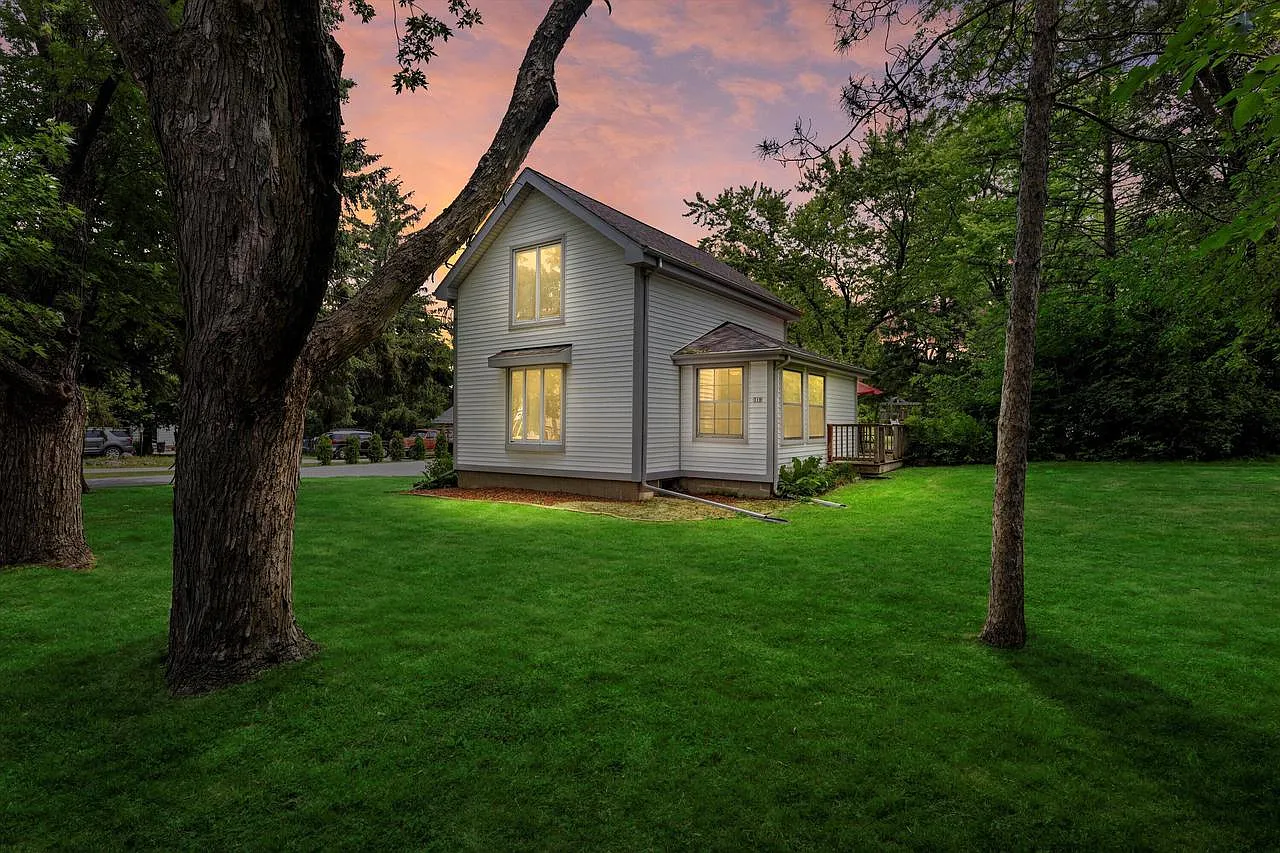 318 Merton AVENUE photo 1