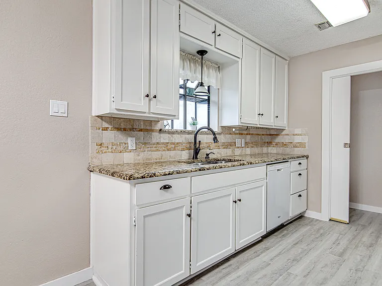 937 Springhill Dr — Photo 6