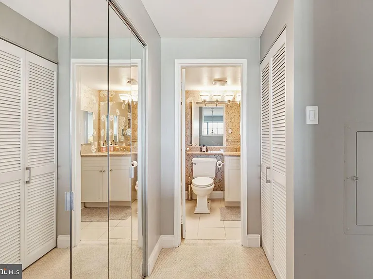 2429 Locust St #302 — Photo 29