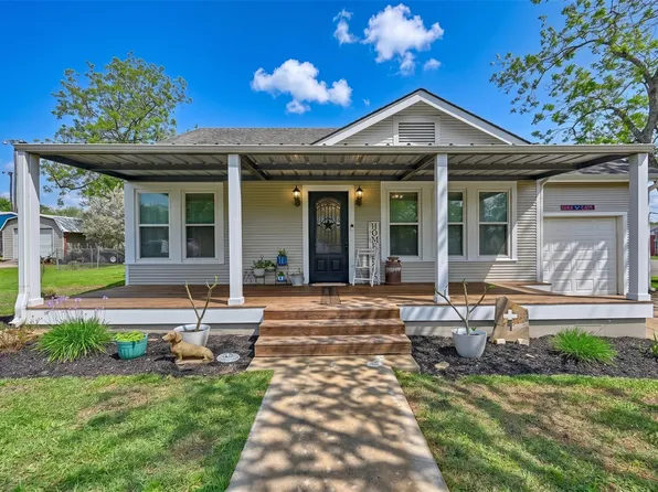 407 N Summit St, Weimar, TX 78962