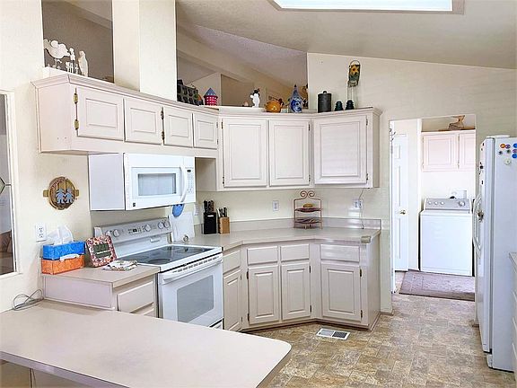 2nd image of 3710 S Parkview Cir