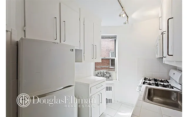 Sold by Douglas Elliman | media 20