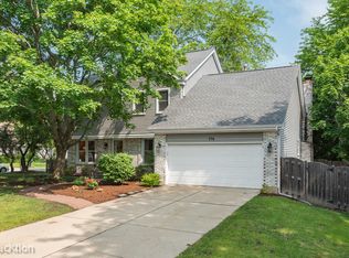114 Austin Ct, Vernon Hills, IL