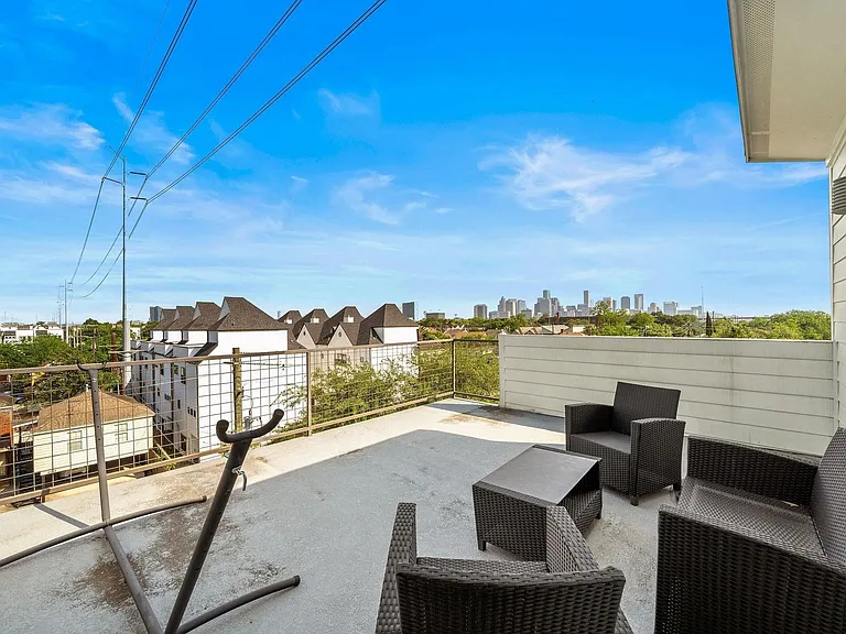 4621 Chartres St — Photo 2