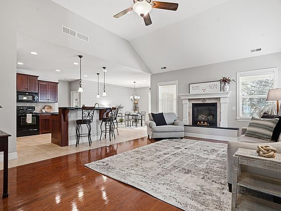 3rd image of 407 N Olivia Ave