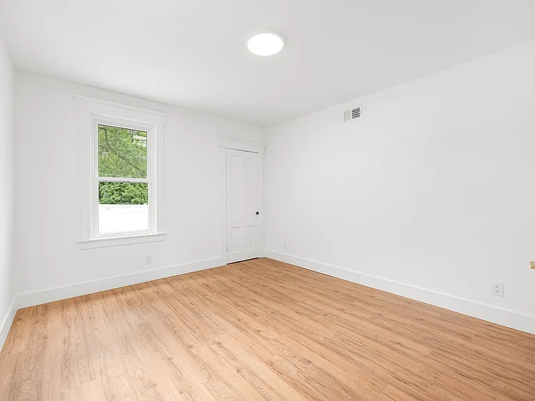 16 Clarke St — Photo 7