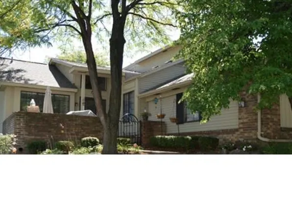 7208 Creeks Bend Dr #1, West Bloomfield, MI 48322