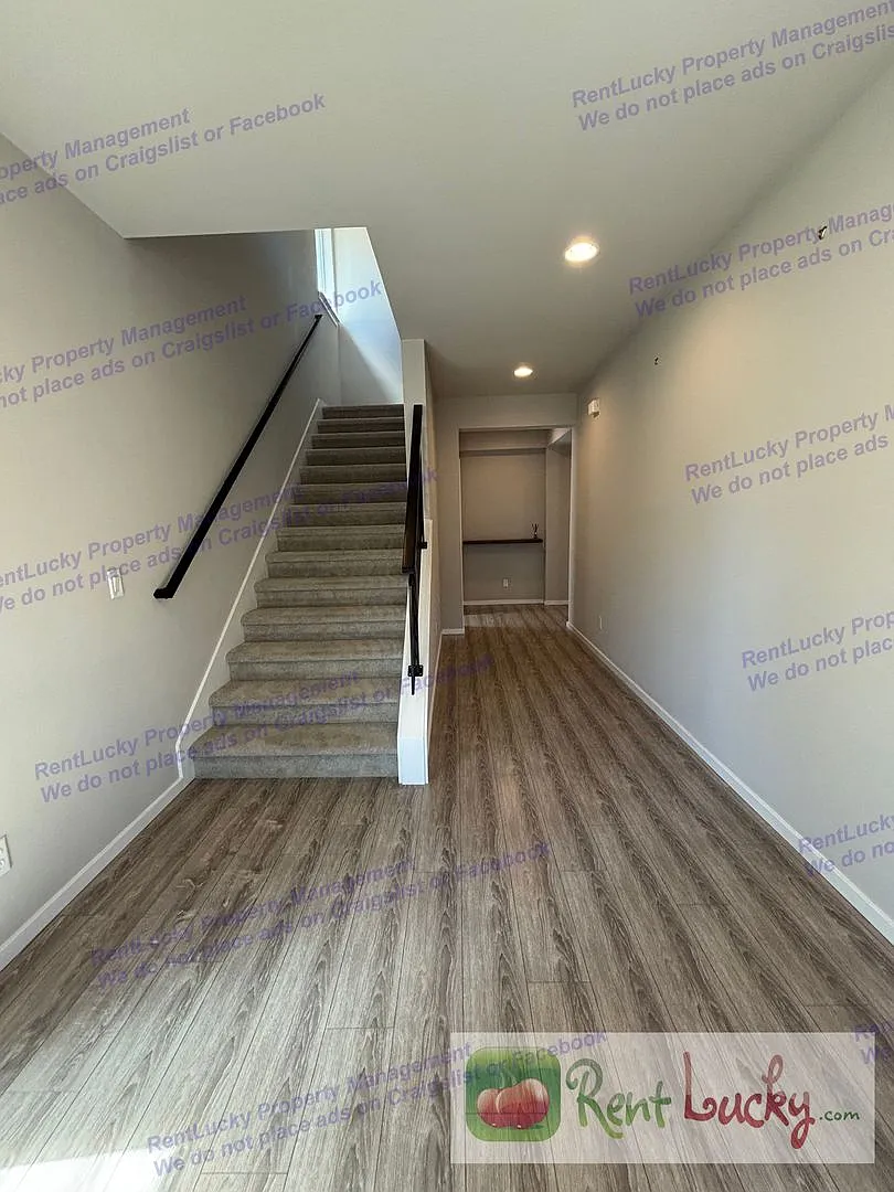 Like-New Executive Home in Lake Tapps | 4 Bed | 2.5 Bath | 3,007 SF | A/C | Executive Office | Co... — Photo 2