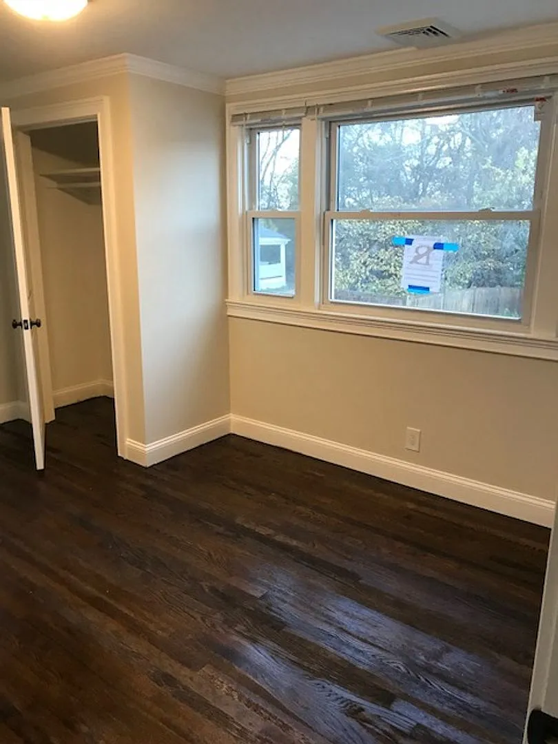 Charming 3 Bedroom-No Broker Fee — Photo 3