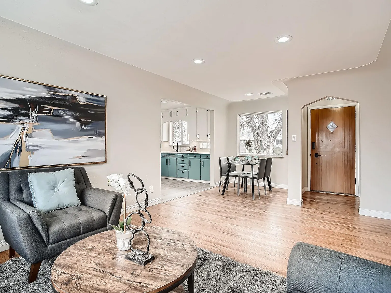 4 bed, 2300 sqft, $4,300 — Photo 3