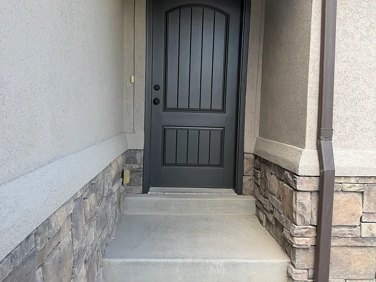 587 N Hills Ct — Photo 2