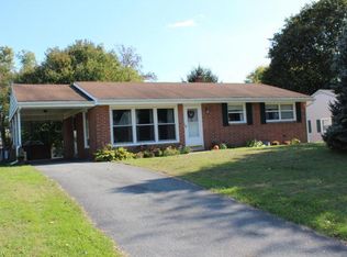 33 Fresh Meadow Dr, Lancaster, PA 17603