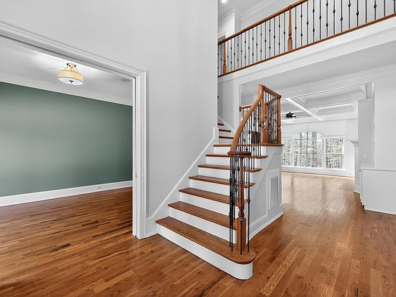 5th image of 210 Crimson Oak Dr