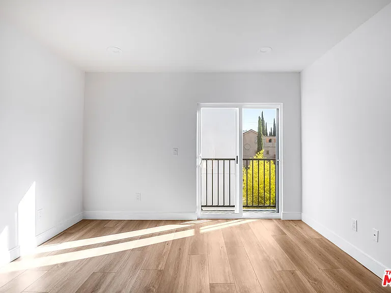 10801 Kling St — Photo 27