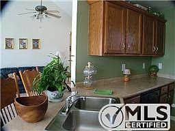 4th image of 585 Mountain View Dr