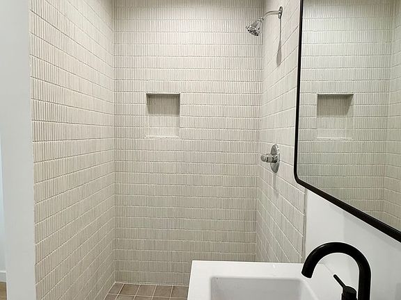 4th image of 1021 Venice Blvd #&-1454