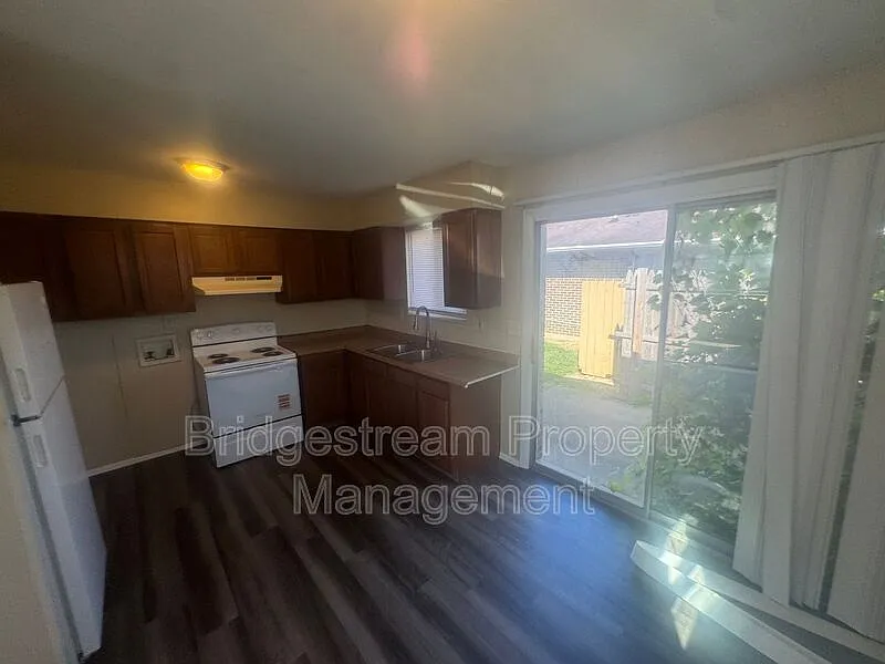 2 bed, 1.0 bath, 650 sqft, $995 — Photo 3