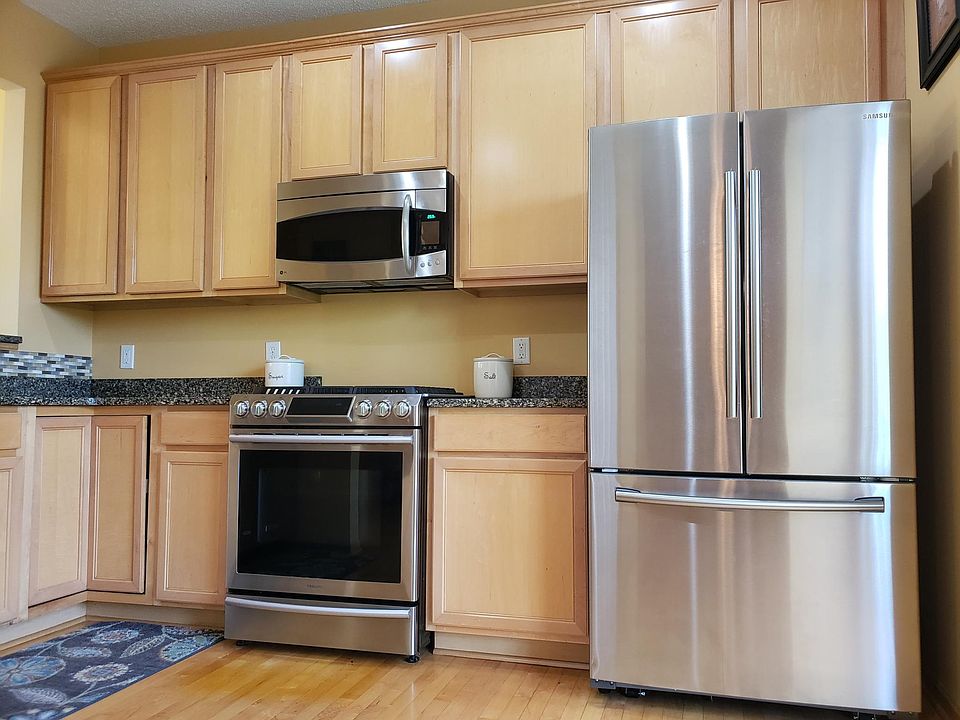 Kitchen with upgraded gas cooking range, microwave & fridge