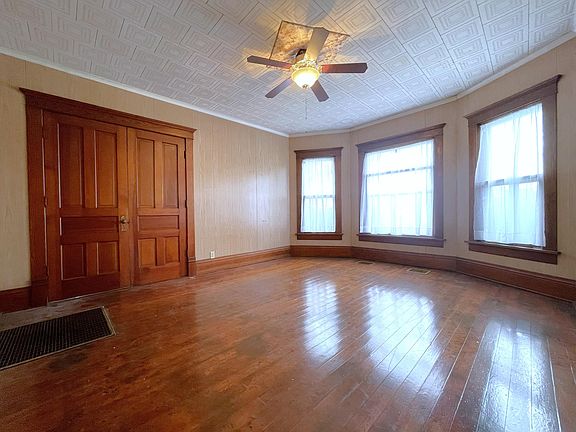 5th image of 109 Broad Ave
