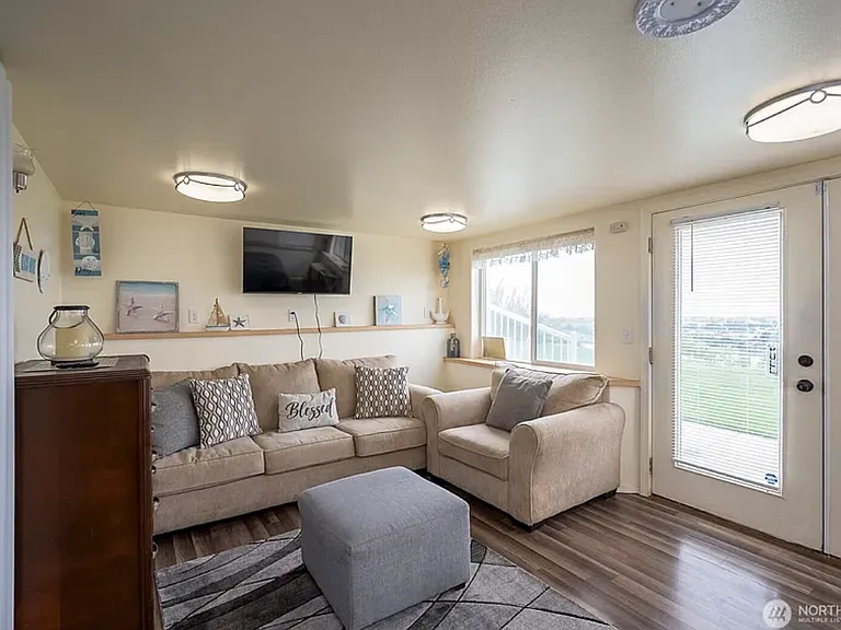 634 N Crestview Dr — Photo 13