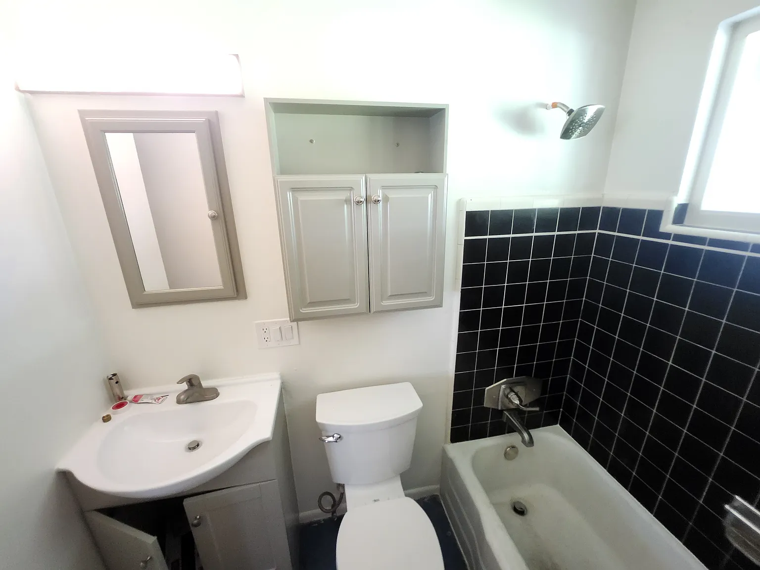 3 bed, 1200 sqft, $2,200 — Photo 3