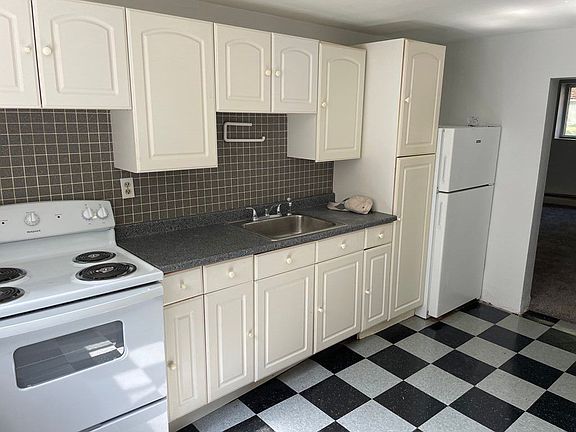 2nd image of 76 Bryon Rd #2