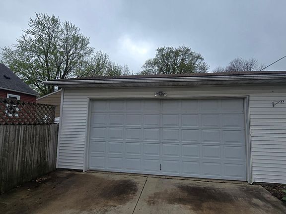 4th image of 1302 W Clark St