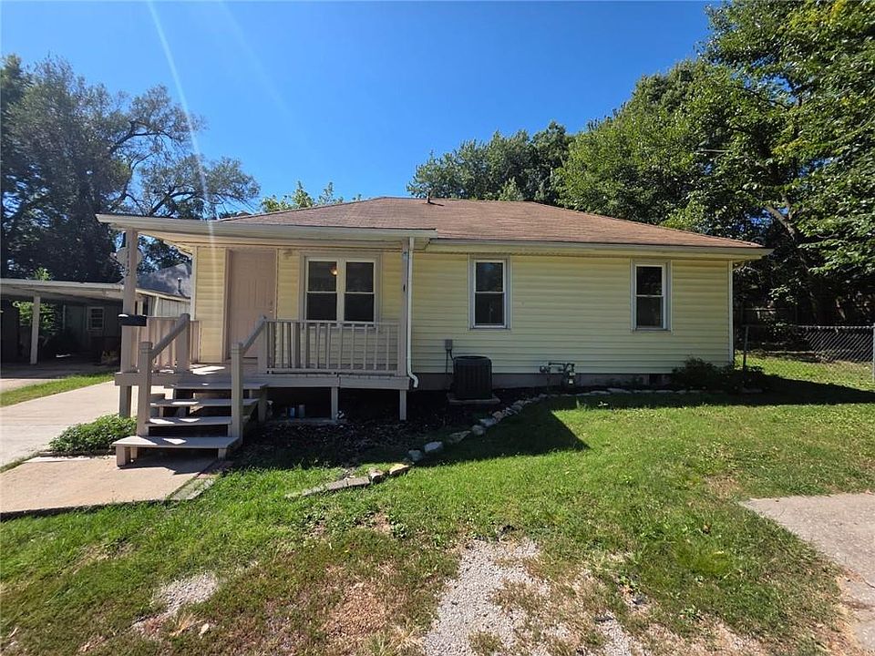 1st image of 1112 Leslie St
