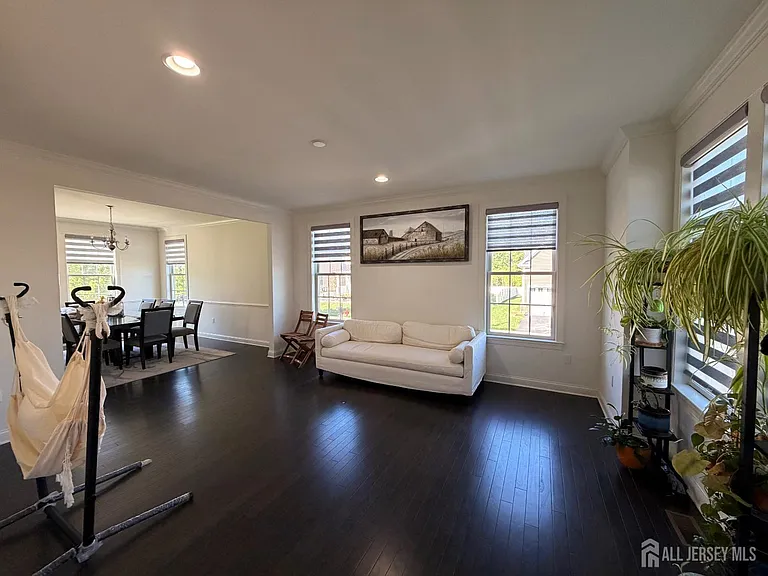 47 Thomas Dr — Photo 5