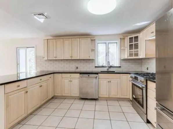 71 Capitol Heights Rd, Oyster Bay, NY 11771