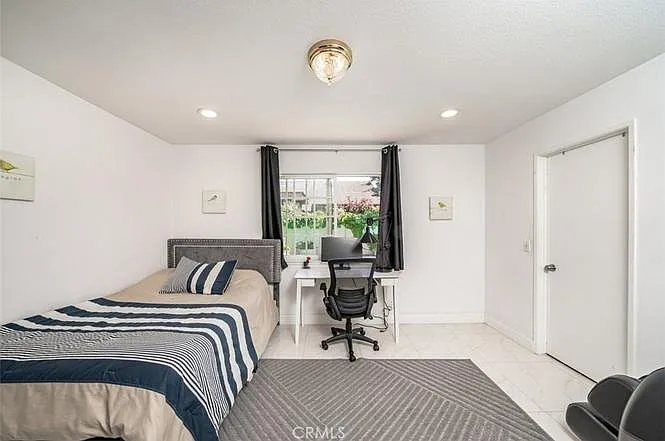 5 bed, 2700 sqft, $1,500 — Photo 3
