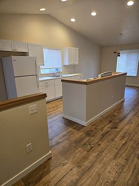 4th image of 718A SE 135th Ct
