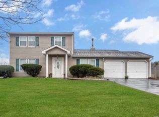 2 Shade Tree Ln, East Patchogue, NY 11772