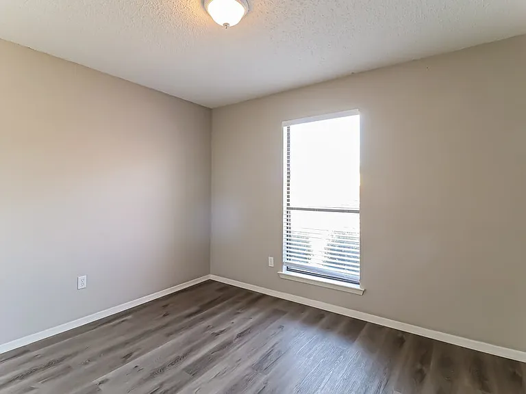 2917 Highlawn Ter — Photo 13