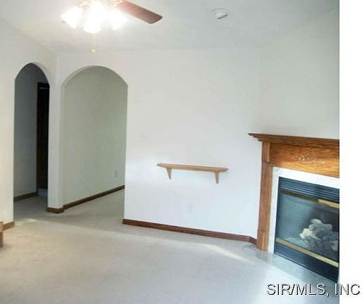 Living Room w Vaulted Ceiling