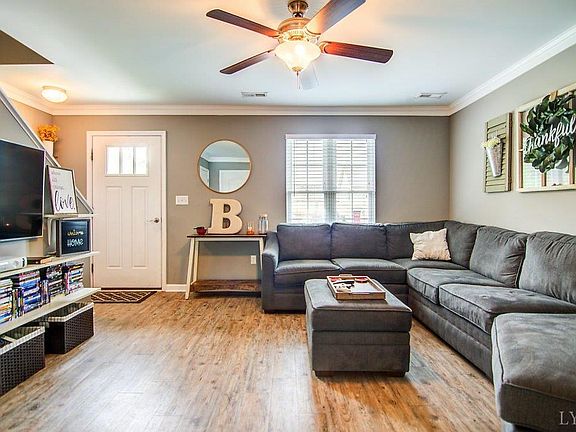 4th image of 9 Squire Cir