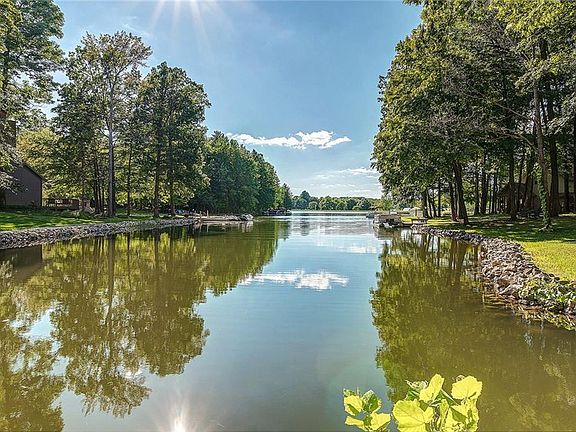 3rd image of 670 Shoreline Dr