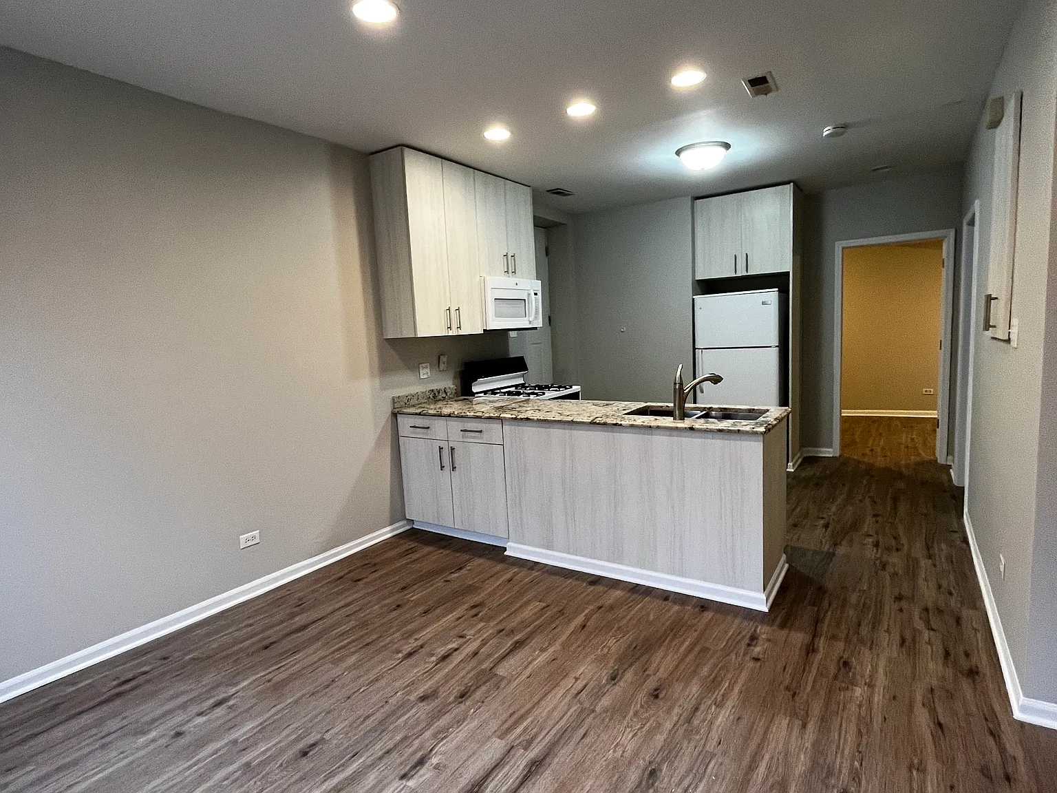 1 bed, 700 sqft, $1,800 — Photo 2