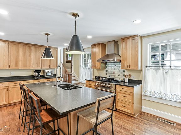 3rd image of 762 Vedado Way NE