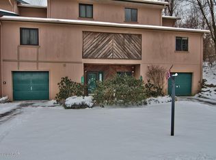 7245 Onawa Ct, Cresco, PA 18326