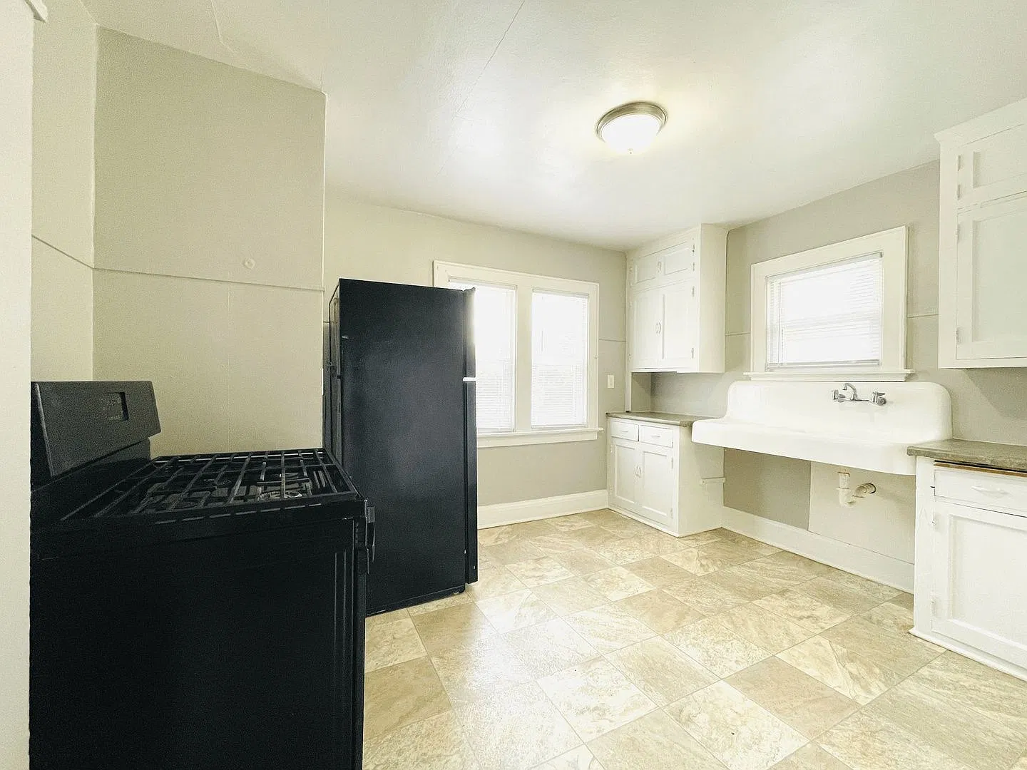 2 bed, 1.0 bath, 1130 sqft, $1,098 — Photo 1