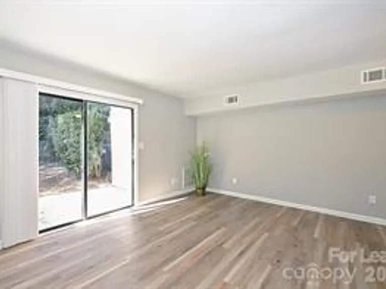 951 Hollywood St — Photo 9