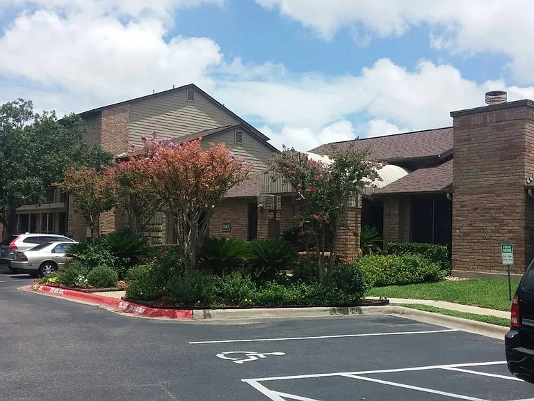 Trails of Walnut Creek parking lot and exterior buildings